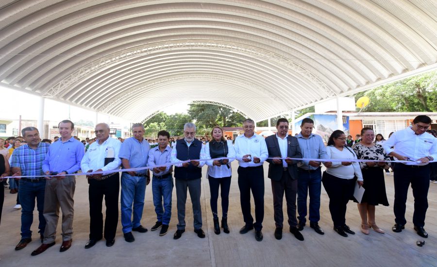 Entrega Alberto Islas domo en telesecundaria de El Tronconal