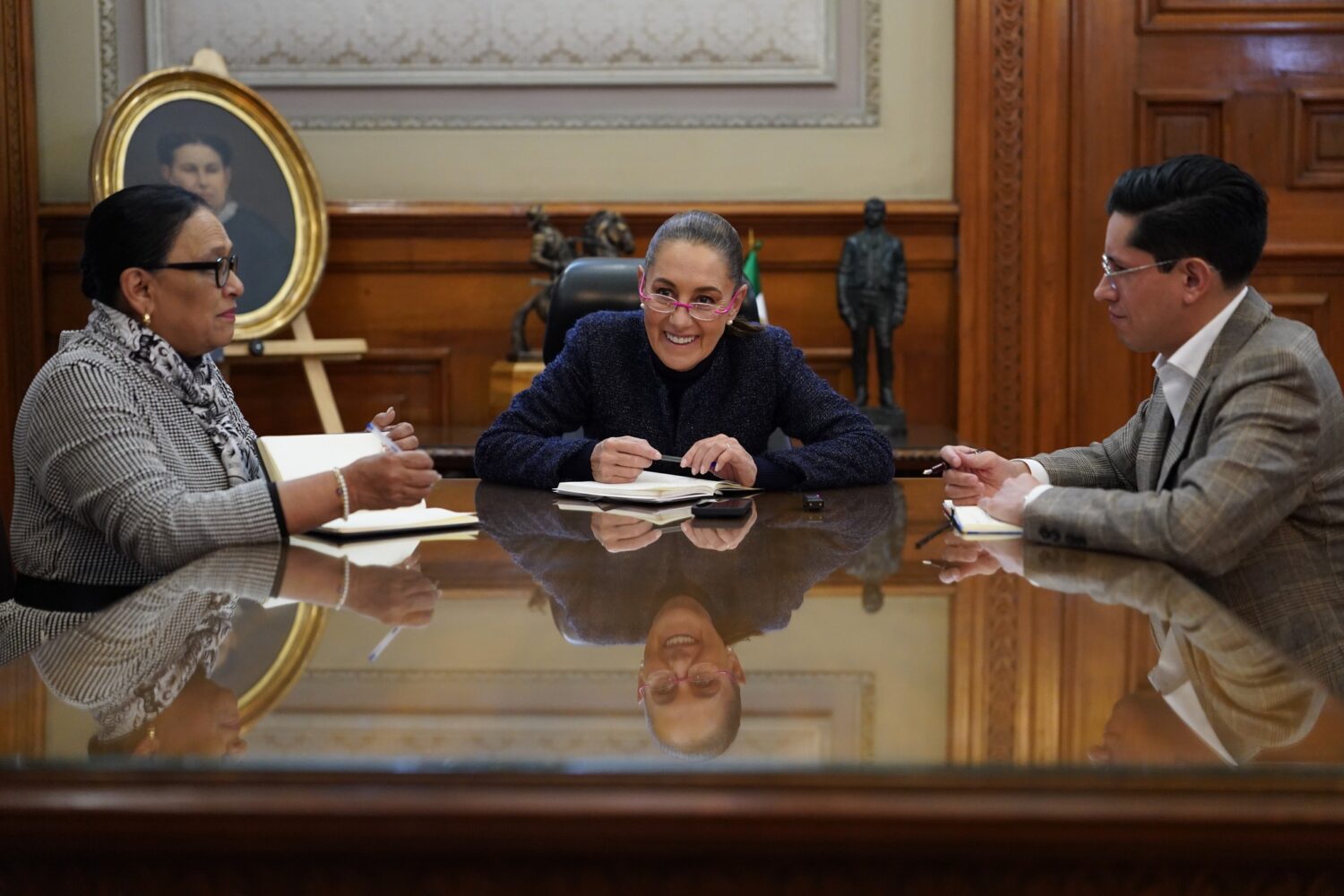 Presidenta Claudia Sheinbaum conversa vía telefónica con el papa León XIV para invitarlo a México