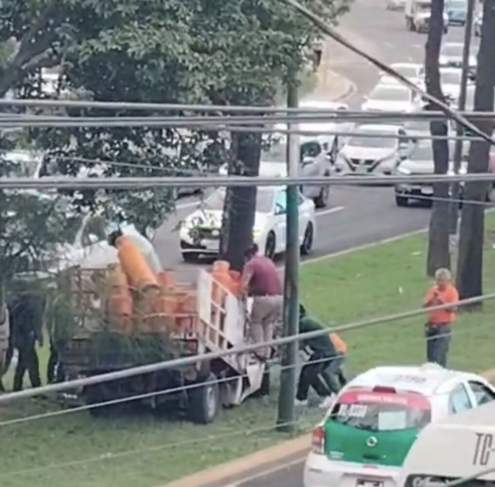 Camioneta de empresa gasera se impacta contra árbol en la carretera Xalapa–Veracruz