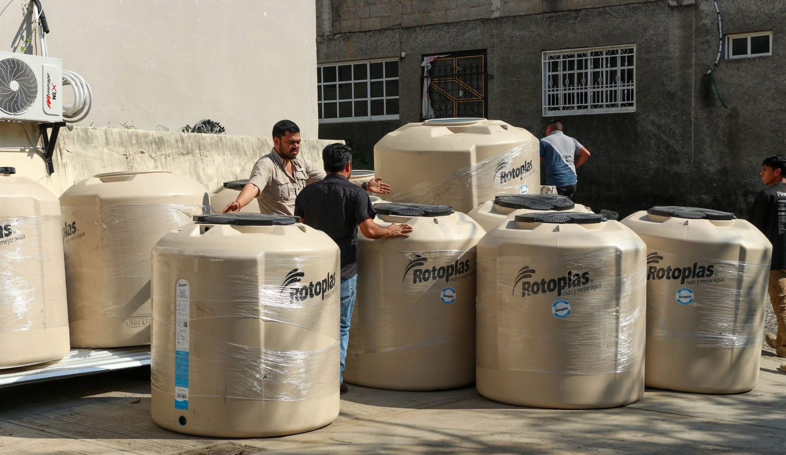 Ayuntamiento de Citlaltépetl ofrece tinacos Rotoplas subsidiados para apoyar la economía familiar