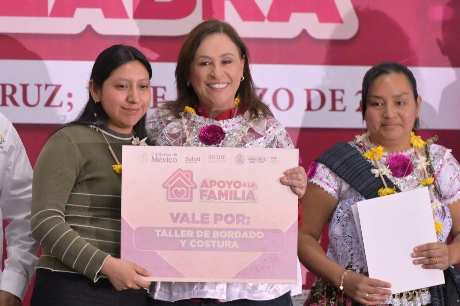 Empeñé mi palabra y aquí estamos: Rocío Nahle entrega recursos directos para emprendedores