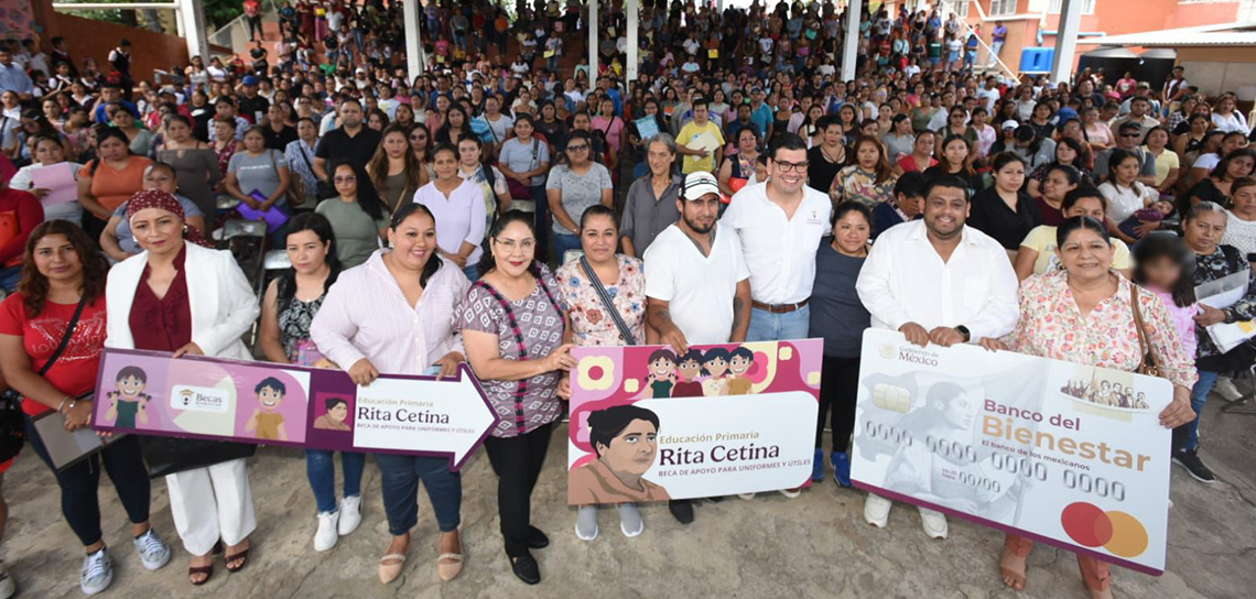 Reciben 738 estudiantes de Xalapa tarjetas Rita Cetina para útiles y uniformes escolares