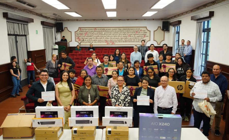Entrega Daniela Griego equipos de cómputo para fortalecer a centros educativos de Xalapa